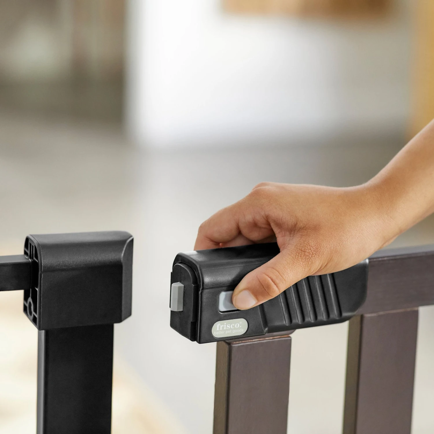 Frisco Wood & Metal Extra Wide Auto-close Dog Gate - Image 3